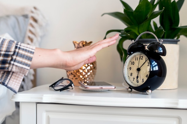 Mujer Llegando A Repartir Para Apagar La Alarma Foto Premium