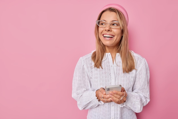 Mujer Lleva Gafas Transparentes Diadema Blusa Blanca Sostiene Chats