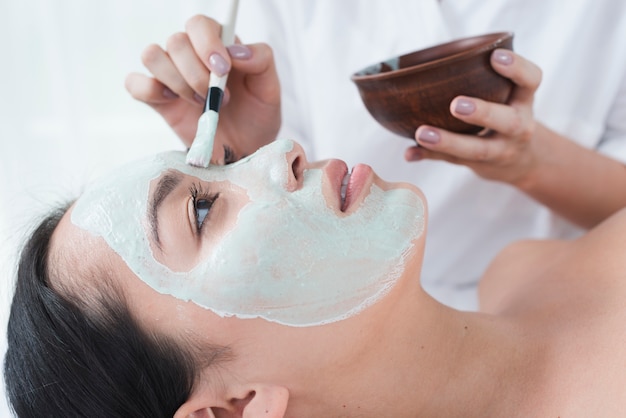 Mujer Con Una Mascarilla Facial En Un Spa Descargar Fotos Gratis