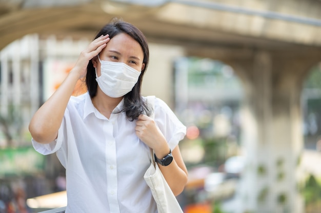Mujer con mascarilla protege el filtro contra la contaminación del ...