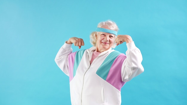 Una mujer mayor en poses de chándal | Foto Premium