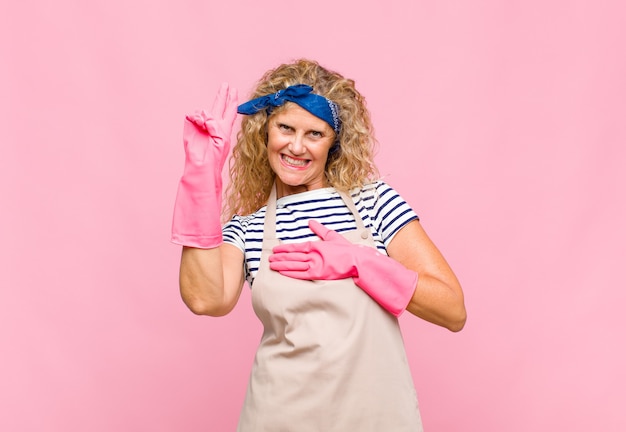 Mujer De Mediana Edad Que Parece Feliz Segura Y Digna De Confianza