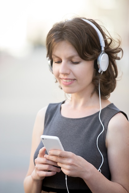 Mujer Mirando Su Teléfono Foto Premium 