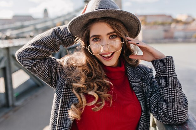 Mujer Morena De Ojos Azules Con Expresin De La Cara Feliz Posando Con