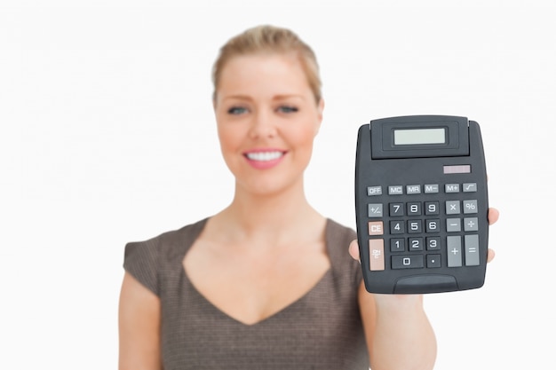 Mujer Mostrando Una Calculadora En Su Mano Foto Premium