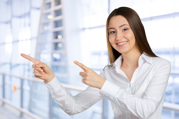 Mujer Mostrando Copia Espacio Foto Premium