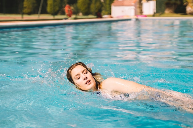 beneficios de la natación en mujeres