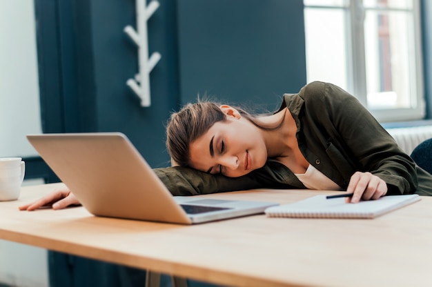 Mujer De Negocios Cansada Hermosa Que Duerme En El Trabajo Foto Premium