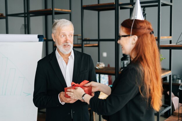 Mujer De Negocios Dando Una Caja De Regalo Roja A Un L Der Masculino