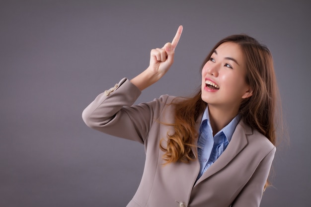 Mujer De Negocios Apuntando Hacia Arriba Con Su Dedo Índice | Vector