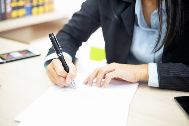 Mujer de negocios firmando documentos. concepto de trato | Foto Premium