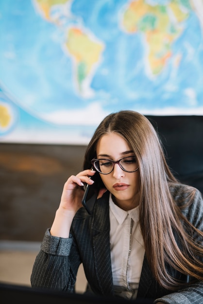 Mujer De Negocios Hablando Por Teléfono Sentado En La Oficina Foto Gratis