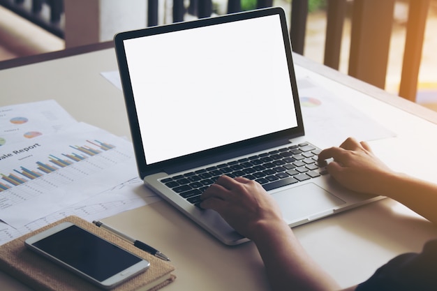 Mujer de negocios que trabajan en la computadora portátil. Foto gratis