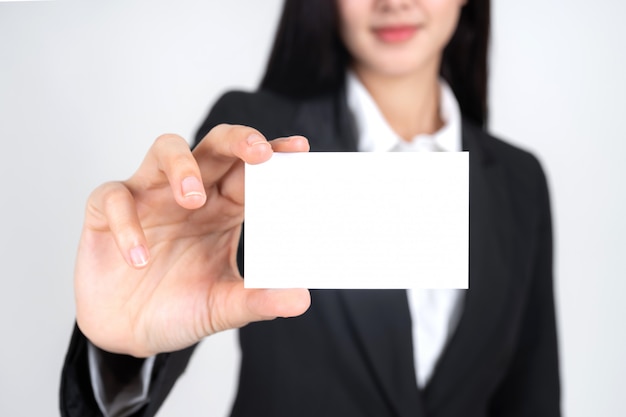 Mujer De Negocios Sosteniendo Y Mostrando Tarjeta Vacia O Tarjeta De Presentacion Foto Gratis