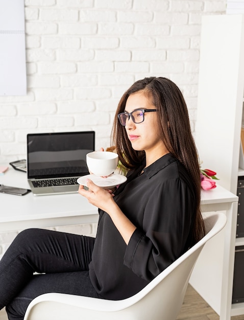 Mujer De Negocios Trabajando En La Oficina Bebida Té O Café