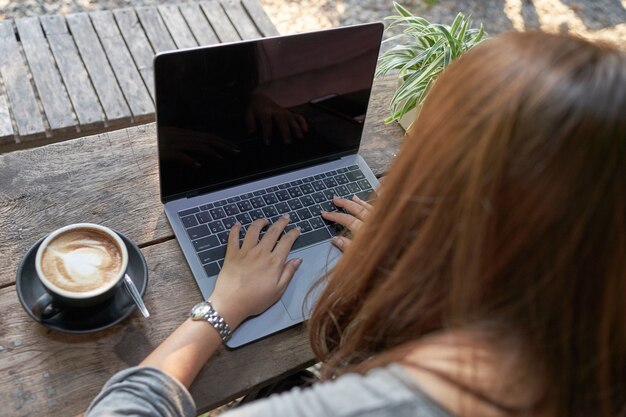 Mujer de negocios usando la computadora portátil para trabajar en ...