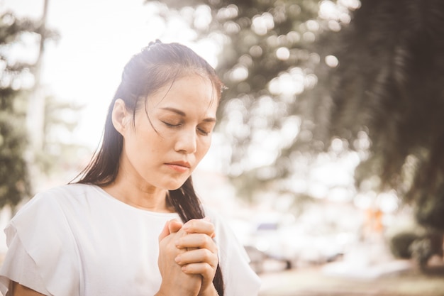 Mujer Cristiana Orando Adoración Al Atardecer. Manos Dobladas En Oración.  Adorar A Dios Con La Religión Del Concepto Cristiano. Fotos, Retratos,  Imágenes Y Fotografía De Archivo Libres De Derecho. Image 83288312.