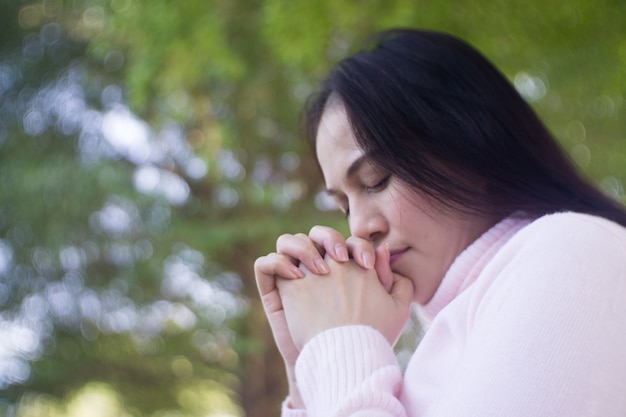 Resultado de imagen para mujer orando