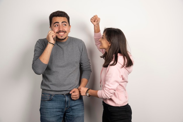 Mujer Peleando Juguetonamente Con Su Novio Foto Gratis