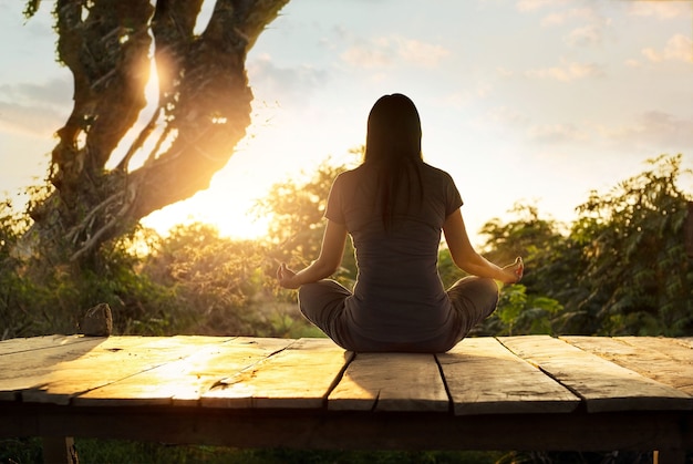 Mujer Practicando Yoga De Meditación En La Naturaleza Al Atardecer ...