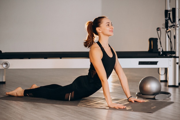 Mujer Practicando Yoga Y Pilates Foto Gratis