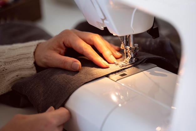 Mujer De Primer Plano Cosiendo En M Quina De Coser Blanca Foto Premium