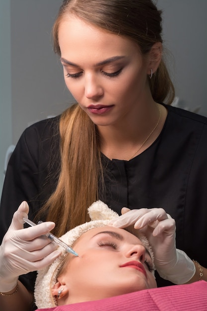 Mujer Recibiendo Inyección Cosmética De Botulinum En La Cara Procedimiento De Rejuvenecimiento 1808