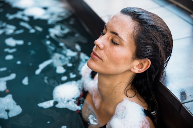 Mujer Relajando En Spa Foto Gratis