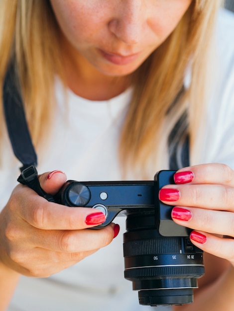 Mujer Revisando Fotos En La Cámara Foto Gratis 2792