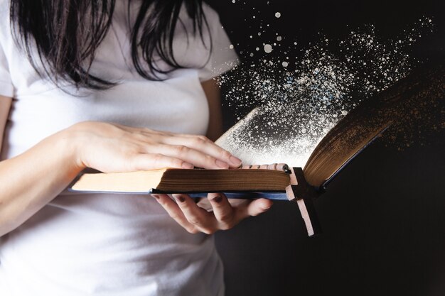 Mujer Reza Sosteniendo Un Libro Y Una Cruz El Libro Desaparece Foto