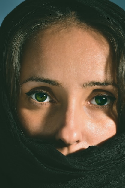 Mujer Con Rostro Cubierto Con Ojos Verdes Mirando A La Cámara Foto Premium 6858