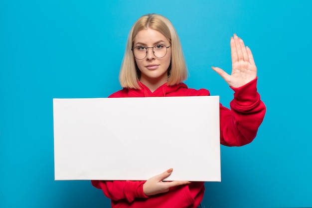 Mujer Rubia Que Parece Seria Severa Disgustada Y Enojada Mostrando La Palma Abierta Haciendo 