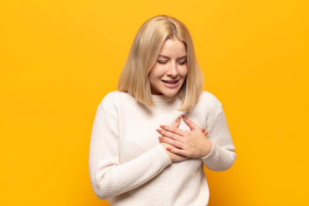 Mujer rubia que parece triste herida y con el corazón roto