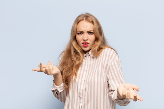 Mujer Rubia Que Se Siente Despistada Y Confundida, No Está Segura De ...