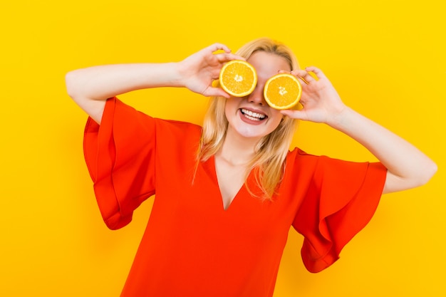 Mujer rubia vestida con naranjas Foto Premium 