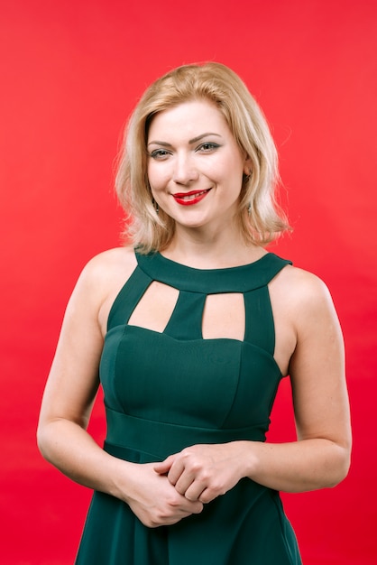 Mujer Rubia En Vestido Verde Sonriendo Foto Gratis 