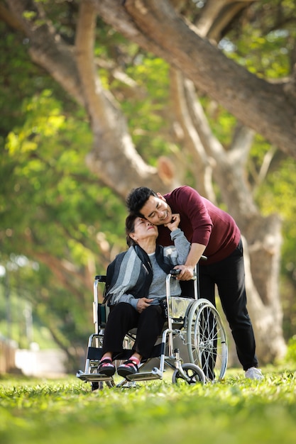 Mujer Senior Asitica Sentad