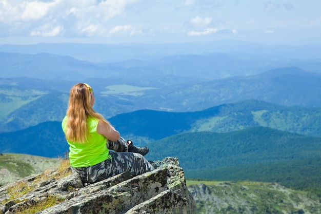 Mujer, sentado, montaña, pico | Descargar Fotos gratis