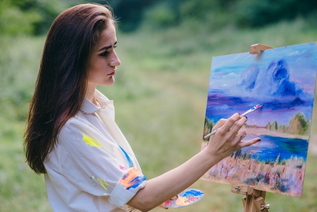 Mujer Seria Pintando Un Cuadro Descargar Fotos Gratis