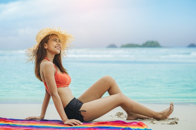 Mujer Sexy Libertad Vacaciones Relajarse En La Playa Disfrutar Con Luz C Lida Foto Premium