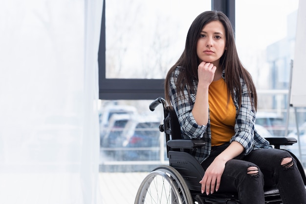 mujer-silla-ruedas-estando-triste_23-2148476592