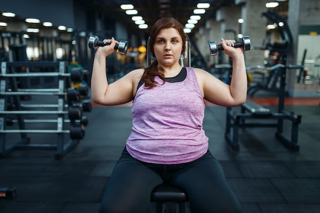 Mujer Con Sobrepeso Posa Con Pesas En El Gimnasio Entrenamiento Activo