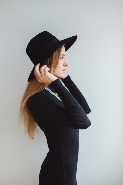 Mujer Con Un Sombrero Negro Foto Premium 0580