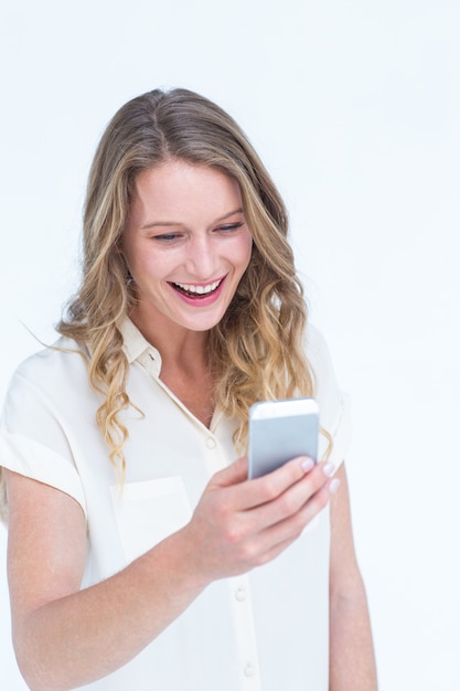 Mujer Sonriente Enviando Mensajes De Texto Con Su Teléfono Inteligente Foto Premium 5587