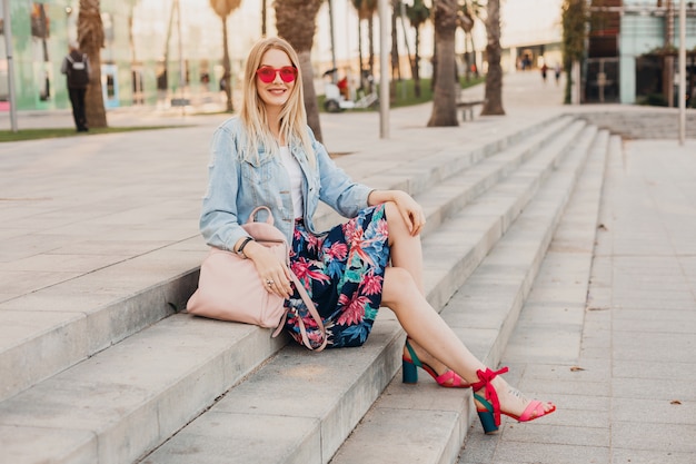 Mujer Sonriente Sentada En Las Escaleras En Las Calles De La Ciudad Con