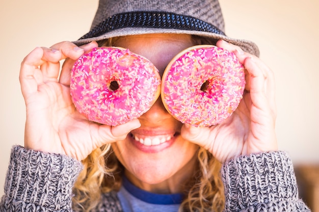 Mujer Sonriente Tenencia Dos Donas En Ella Ojos Foto Premium