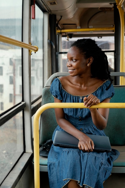 Mujer Sonriente Viajando En Autob S Foto Gratis