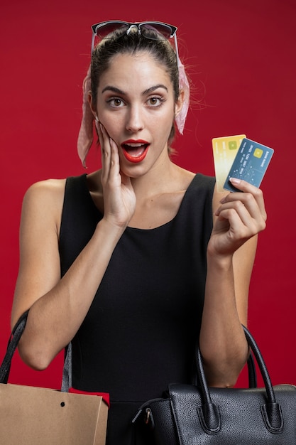 Mujer Sorprendida Mostrando Sus Tarjetas De Credito Foto Gratis