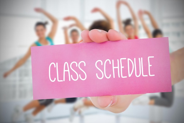 Mujer Sosteniendo Una Tarjeta Rosa Diciendo Horario De Clases Foto