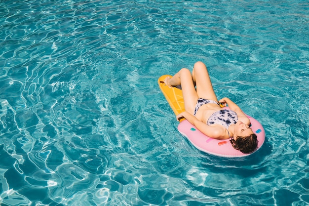 Mujer Tomando El Sol En Flotador En Piscina Descargar Fotos Gratis 0856